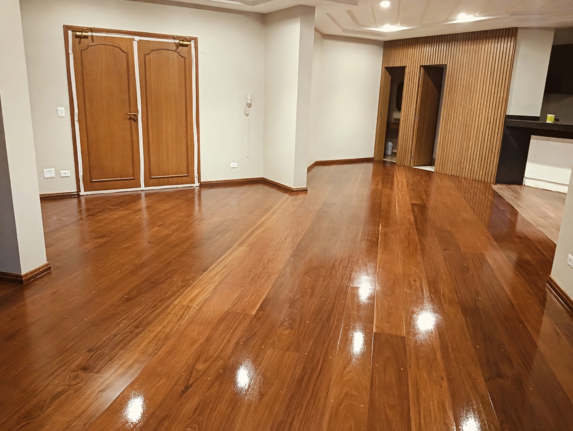 Sala com piso de madeira restaurado e brilhante pela Brilho Novo Raspagem de Taco